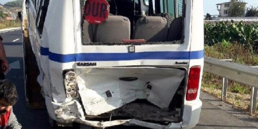 Şırnak'ta öğrenci servisi otomobille çarpıştı: 9 yaralı