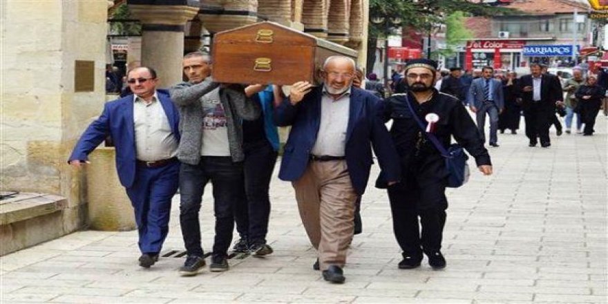 Beş kişilik ailenin cenazesi tek tabutta