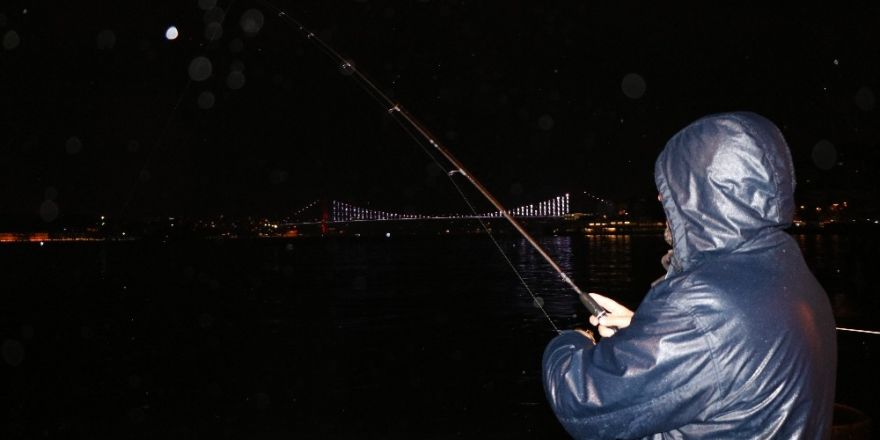 Sağanak yağmur Boğaz’daki olta balıkçılarına yaradı