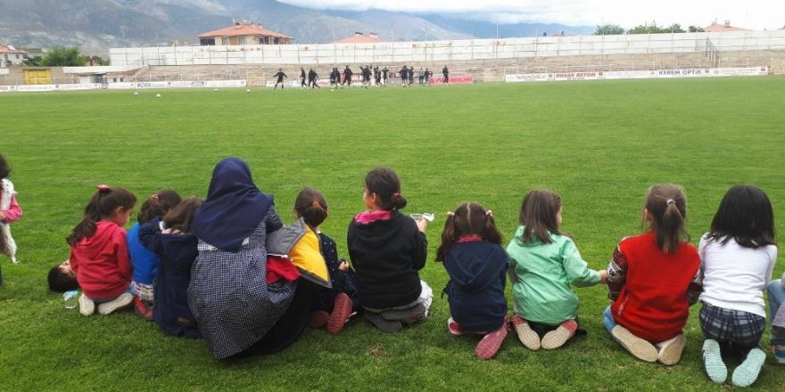 Miniklerden Erzincanspor’a destek