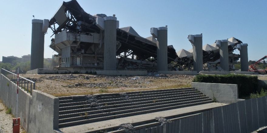 Abdi İpekçi Spor Salonu’nun yüzde 90’ı yıkıldı