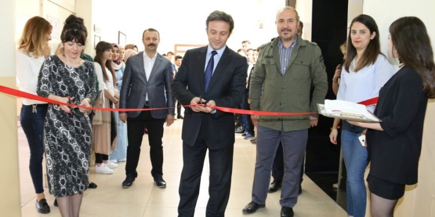 NEVÜ Meslek Yüksekokulu 16.geleneksel grafik tasarım sergisini açtı