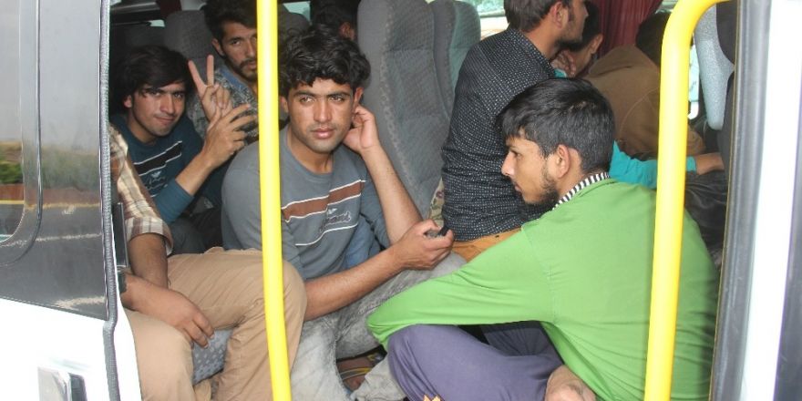 15 kişilik minibüste 33 kaçak göçmen