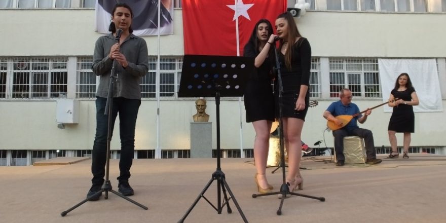 Burhaniye’de 101 liseli için sazlı sözlü mezuniyet töreni