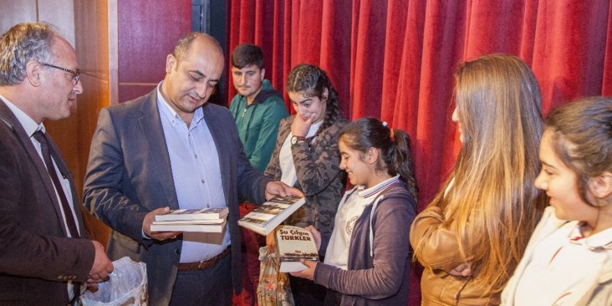 Ahlat Kaymakamlığından öğrencilere kitap desteği