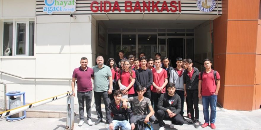 Öğrenciler Gıda Bankası’nı gezdi