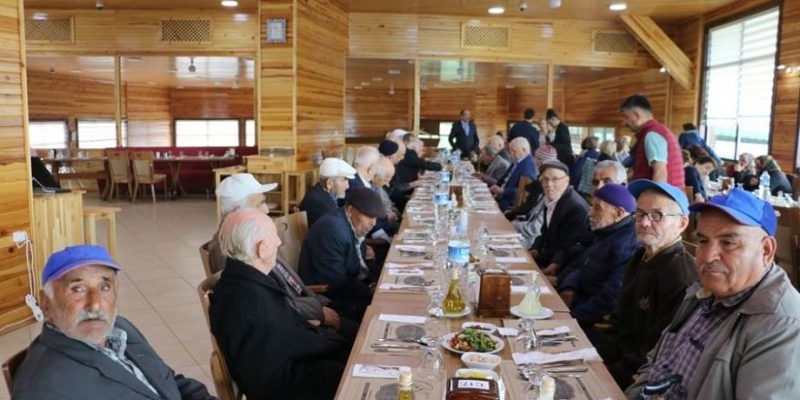 Huzurevi sakinleri Yenice’de Anneler Günü’nü kutladılar