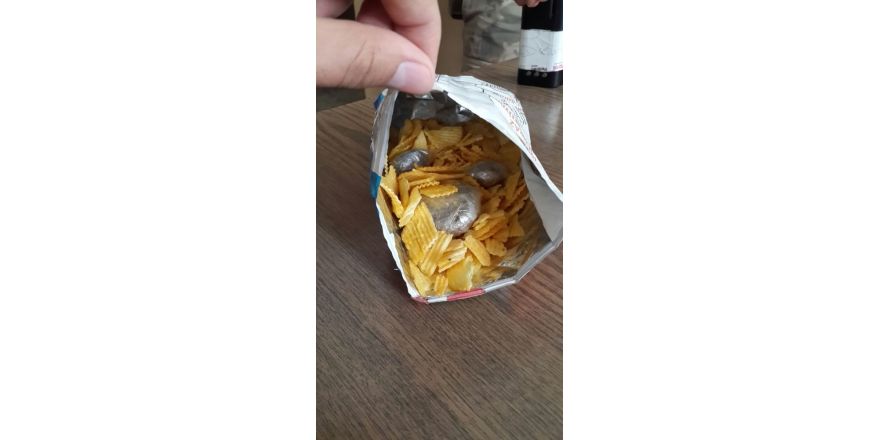 Cips poşetinden uyuşturucu çıktı