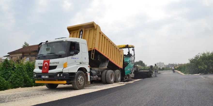 Erdemli’de asfalt çalışması hız kesmeden devam ediyor