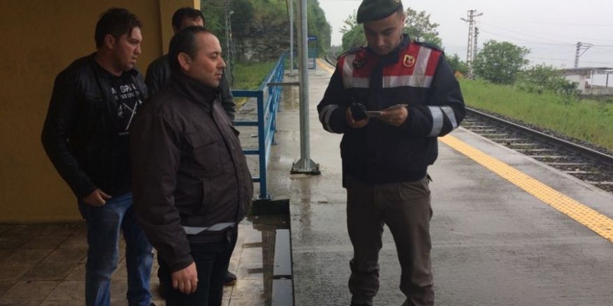 Jandarma tren yolcularına GBT sorgusu yaptı