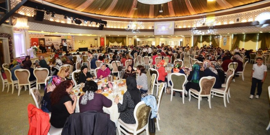 Başkan Çetin, şehit ve gazi annelerini kahvaltıda ağırladı