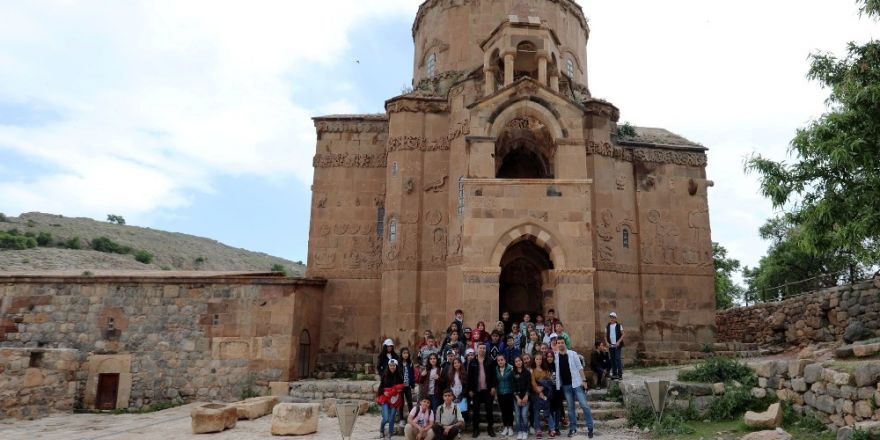 Van Büyükşehir Belediyesi öğrencileri Van Gölü’nde mavi tura çıkardı