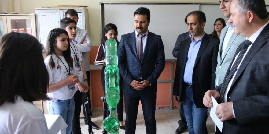 Van’da ‘TÜBİTAK 4006 Bilim Fuarı’ sergisi açıldı
