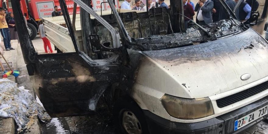 Araban’da seyir halindeki bir araç alev alev yandı