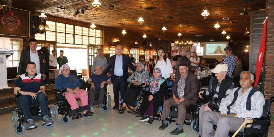 Başkan Özakcan ’Engelliler Haftası’nda engellilerin yüzünü güldürdü