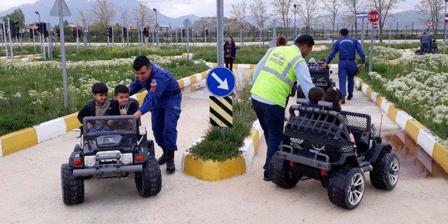 Van’da miniklere trafik eğitimi
