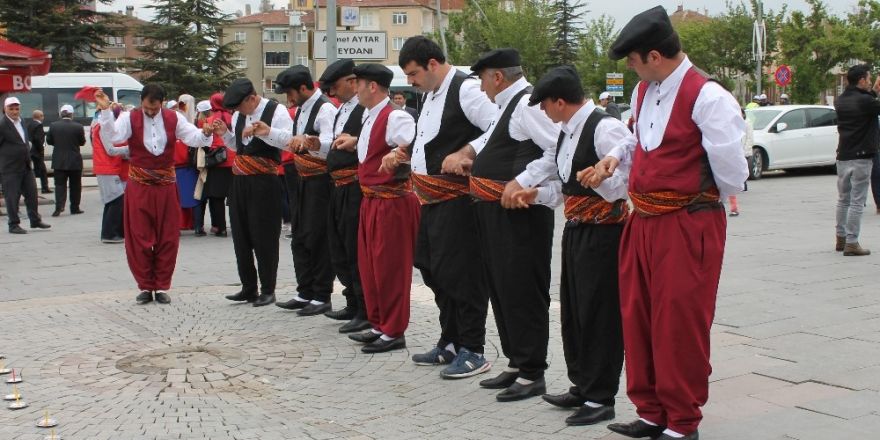 Engelliler farkındalık için yürüdü, halk oyunu oynadı