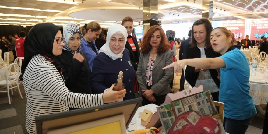 Engelliler gösterileriyle göz doldurdu