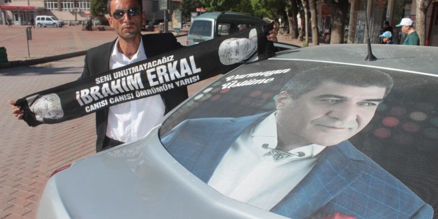 İbrahim Erkal hayranı vatandaş, sanatçının ölüm yıl dönümünde kır pidesi dağıttı