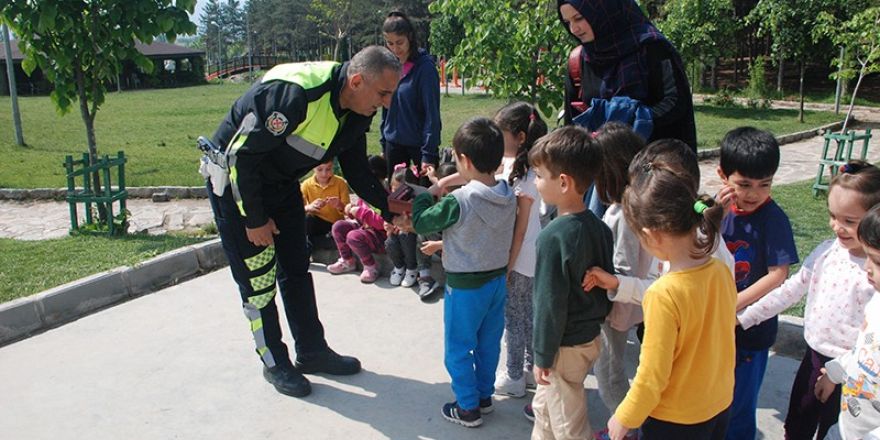 Gediz’de miniklere uygulamalı trafik eğitimi