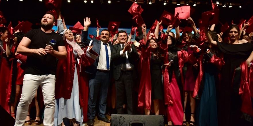 Kepez’de mezuniyet sevinci