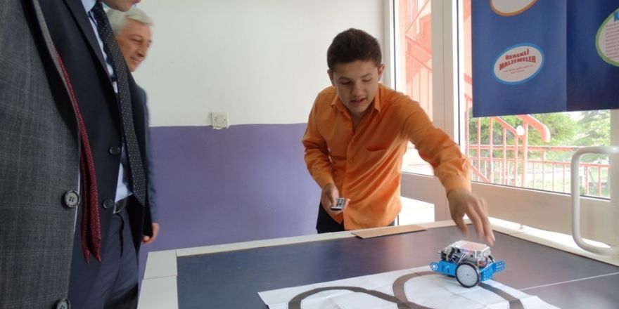 Domaniç’te TÜBİTAK 4006 Bilim Fuarı sergisi