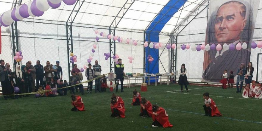 Minik Öğrencilerden Yıl Sonu Gösterisi ve Kermes