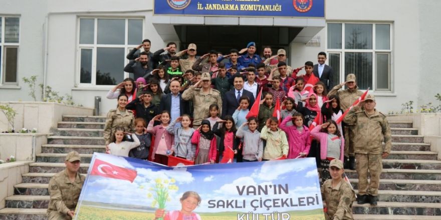 Van’ın ‘Saklı Çiçekleri’ jandarmada ağırlandı