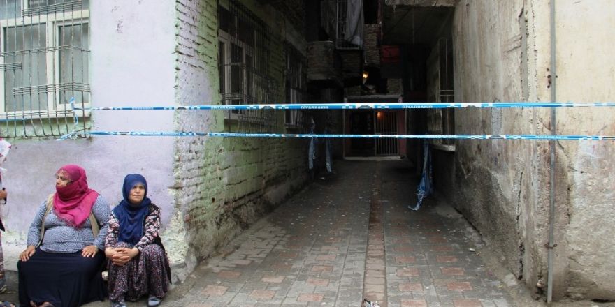 Tahliye edilen bina sakinlerinin endişeli bekleyişi sürüyor