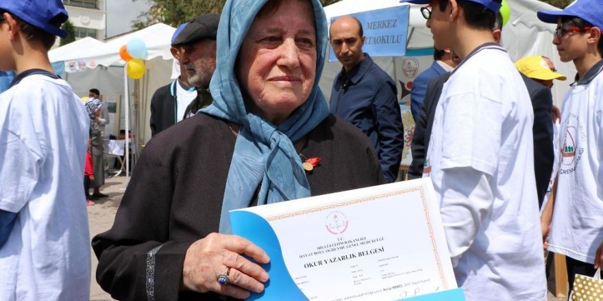 Yozgat’ta okuma yazma öğrenen en yaşlı 14 kursiyer ödüllendirildi