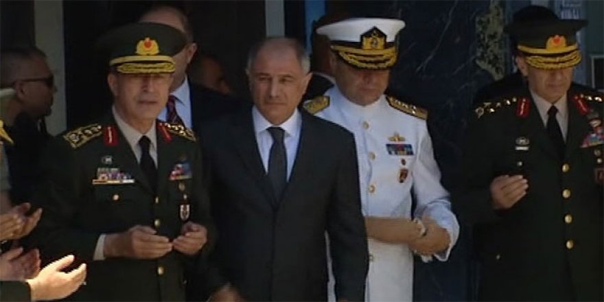 Akar'dan sert açıklamalar: Hain ve alçaklar...