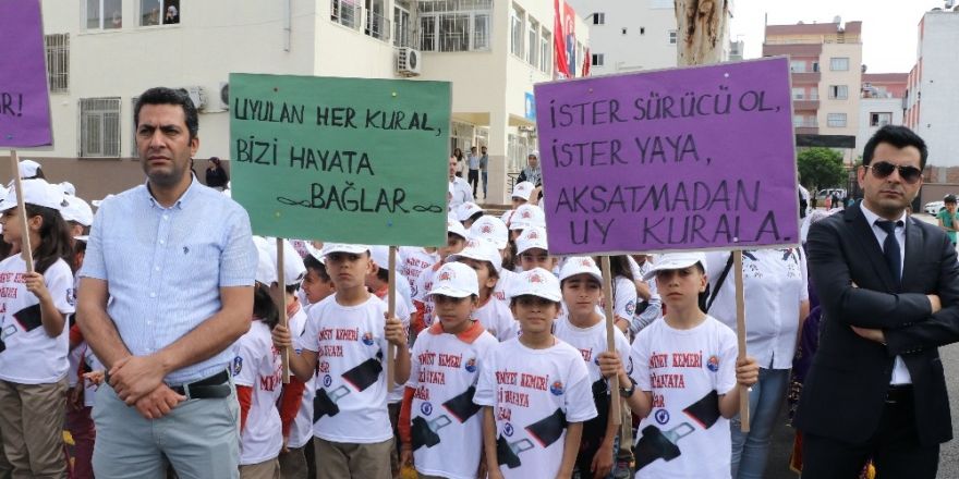 Çocuklar sürücüleri oyunla uyardı