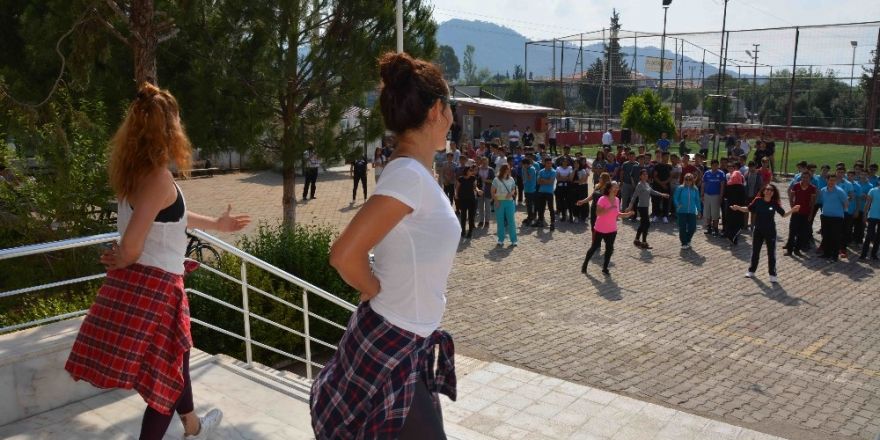 Öğretmen ve öğrencilerden “Zumba”