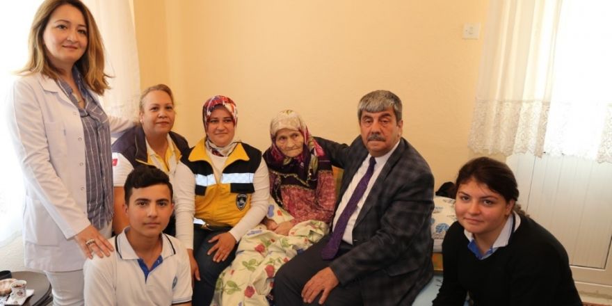 Burhaniye’de sağlık öğrencileri evde bakım hizmetlerine eşlik etti