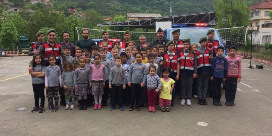 Üniformayı bu kez öğrenciler giydi