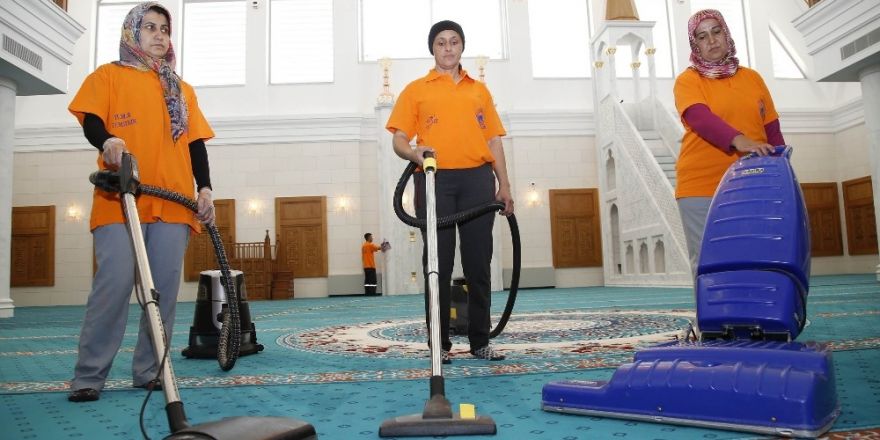 Döşemealtı Belediyesi Camilerin Temizliğine devam ediyor
