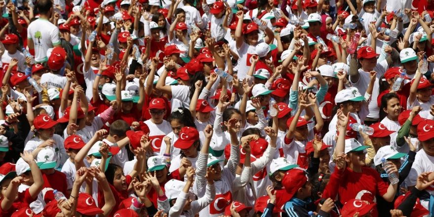 Binlerce öğrenci sağlıklı yaşam için yürüdü