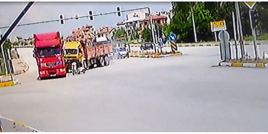 Kırmızı ışık ihlali yapan bisikletlinin karıştığı kaza güvenlik kamerasında