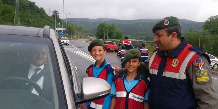 Öğrencilerden trafik denetimi