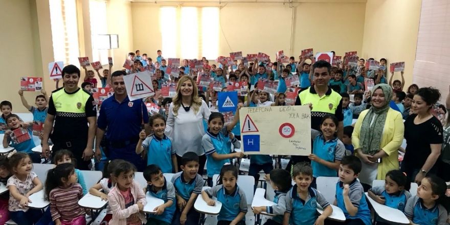 Öğrencilere uygulamalı trafik eğitimi veriliyor