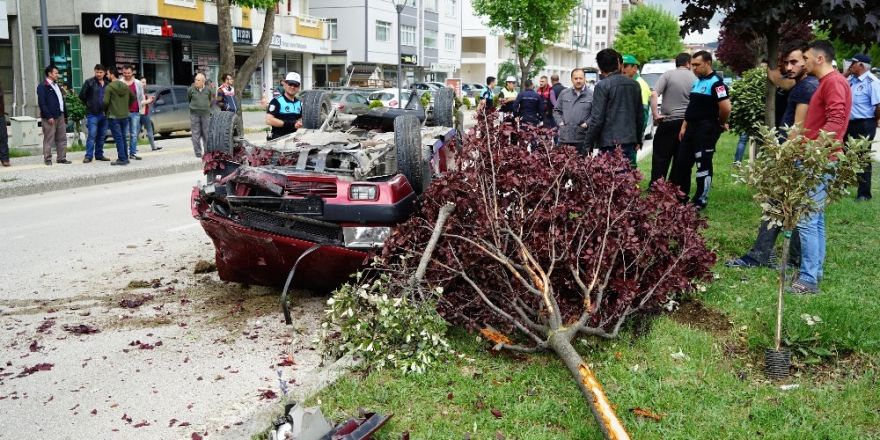 Otomobil refüjde ağaçlara çarparak takla attı: 1 yaralı