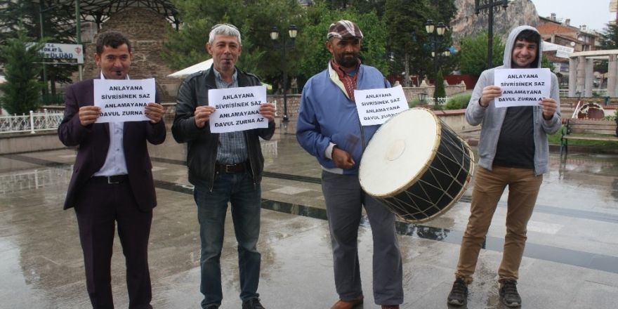 İşitme engellilerden davullu düdüklü eylem