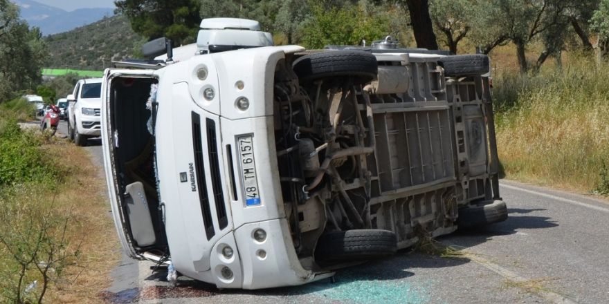 Milas’ta yolcu minibüsü kaza yaptı, 3 kişi yaralandı