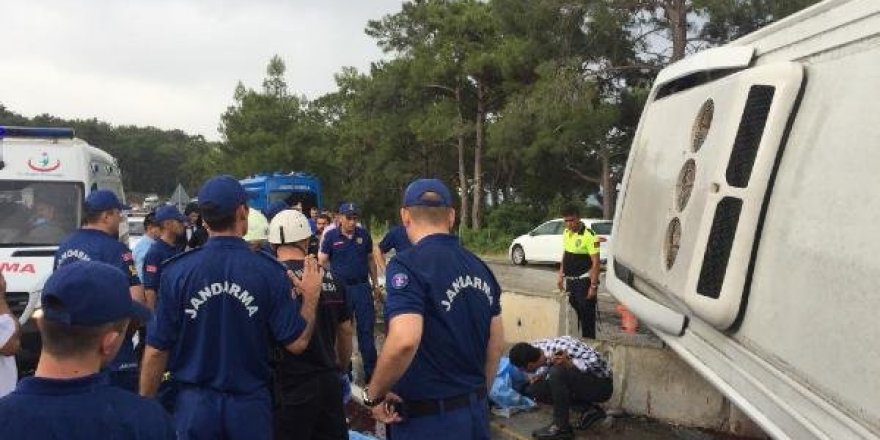 Kemer'de minibüs, servis midibüsüne çarptı: 2 ölü, 11 yaralı