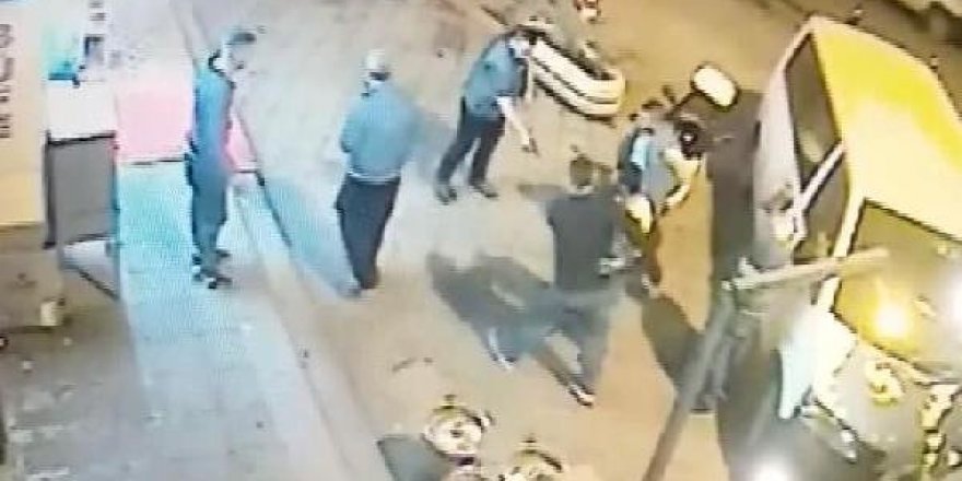 Silahla vurdu, araya girenlere tokat attı