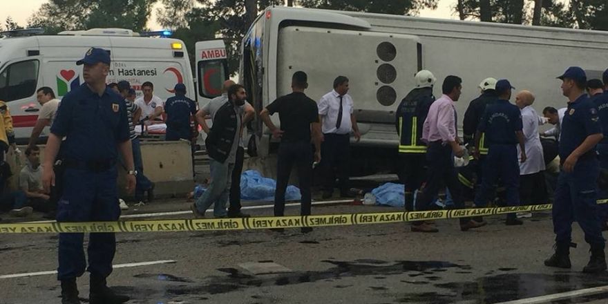 Antalya’da minibüs otel servisine arkadan çarptı:3 ölü