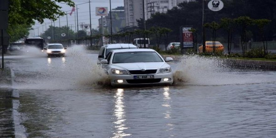 10 dakikalık yağışta yollar göle döndü