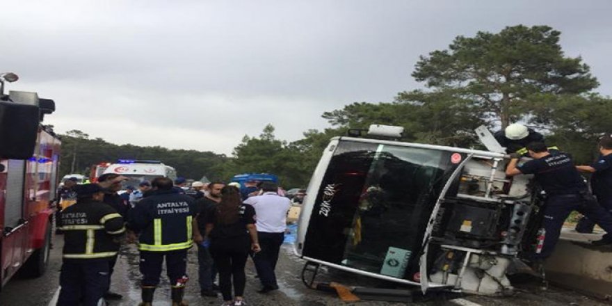 Kemer'de minibüs, servis midibüsüne çarptı: 2 ölü, 11 yaralı