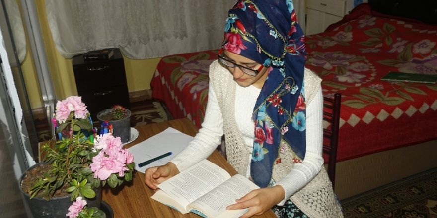 Üniversite öğrencisi Kevser Çoban kitap yazdı