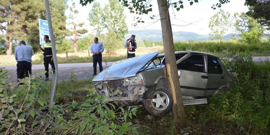 Otomobil ağaca çarparak durabildi: 1 yaralı